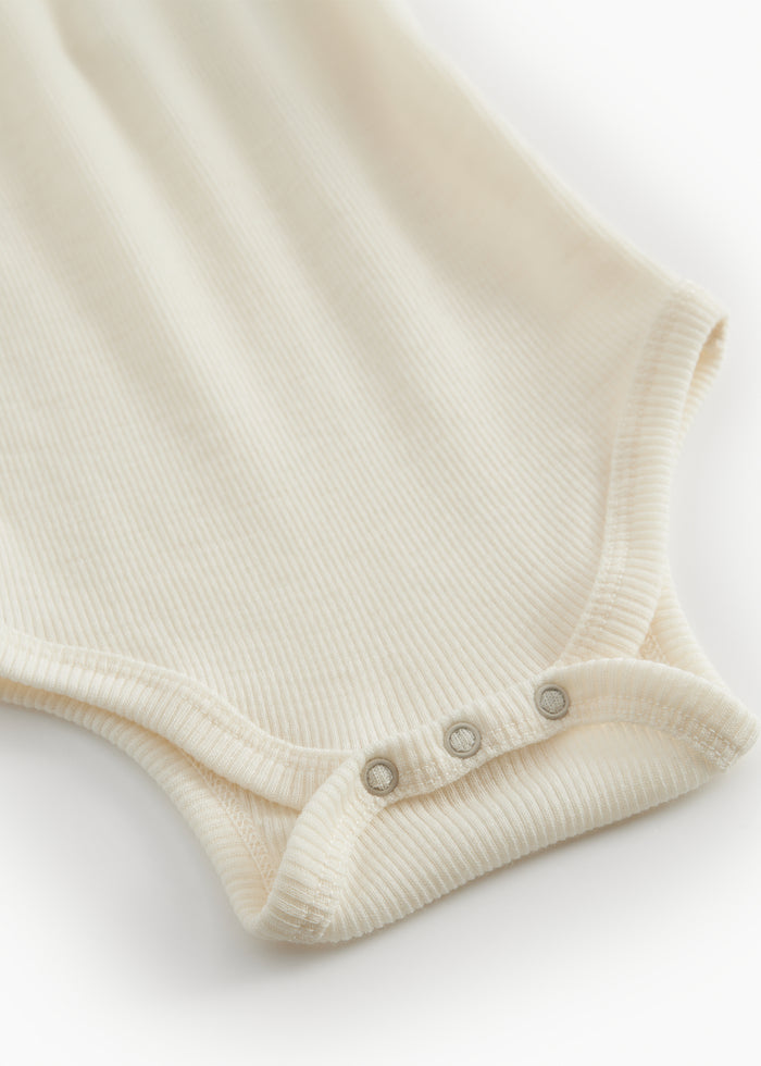 Uld rib-bodystocking i naturfarve med trykknapper ved benåbning