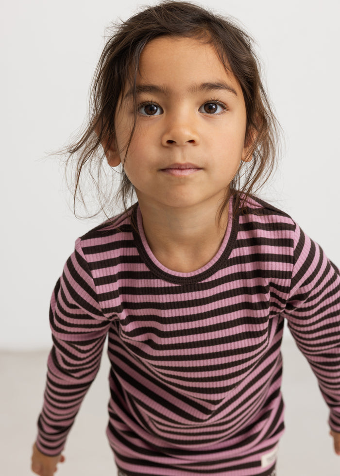 Long-sleeve t-shirt with horizontal stripes in dark and pink; seam and round neck.