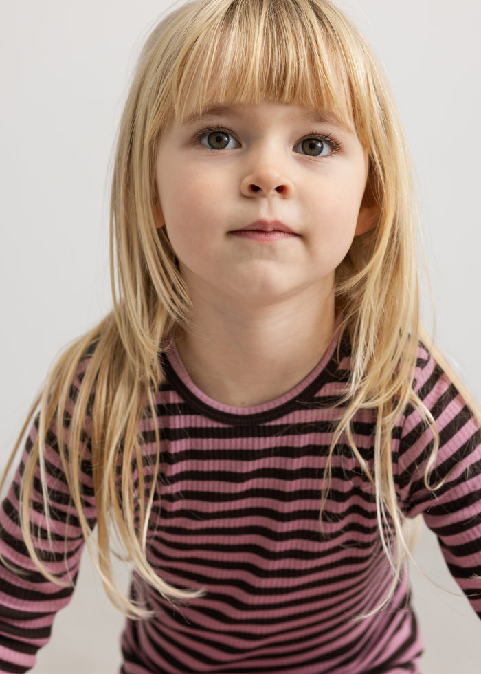 Striped T‑shirt with horizontal stripes in dark and pink, round neckline and long sleeves.